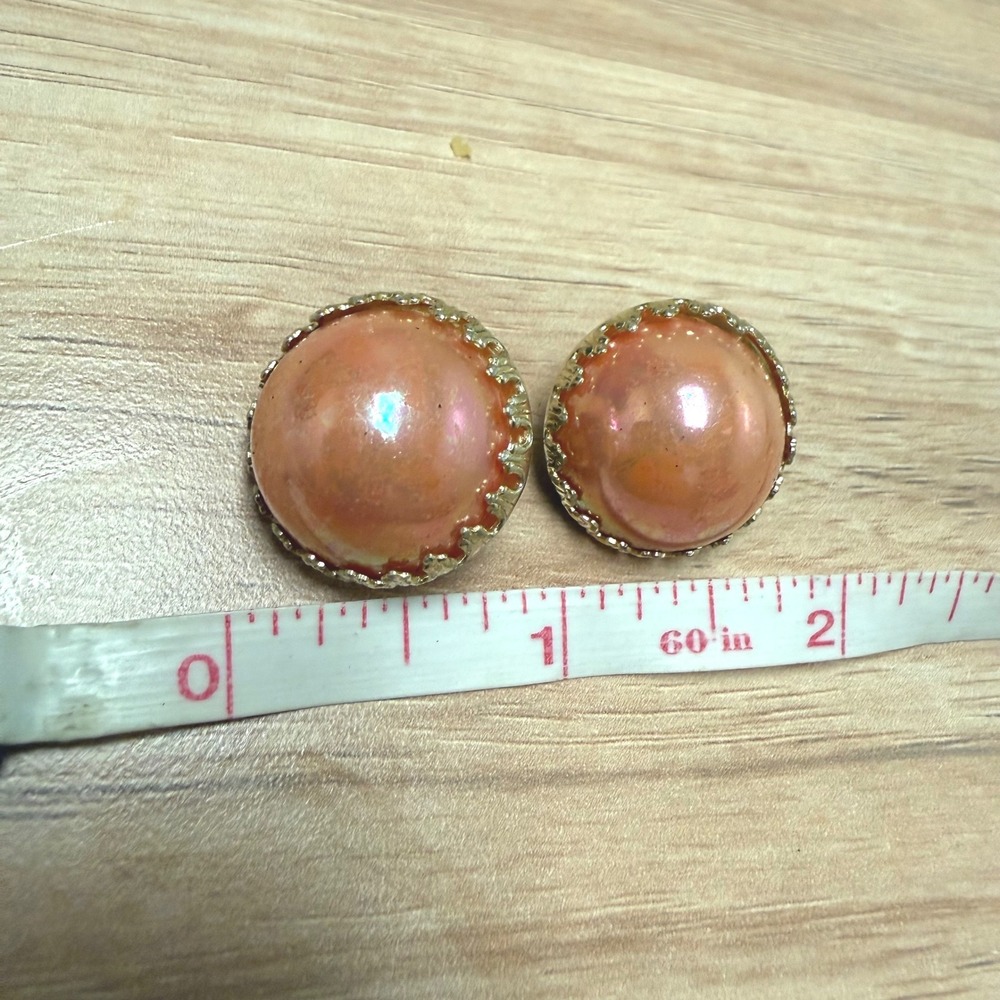 Vintage Japan Coral Pink Faux Pearl Clip‎ On Earrings Gold Tone Domed Scalloped